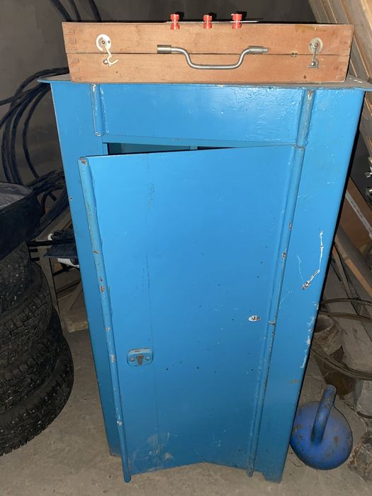 Продается сейф металлический