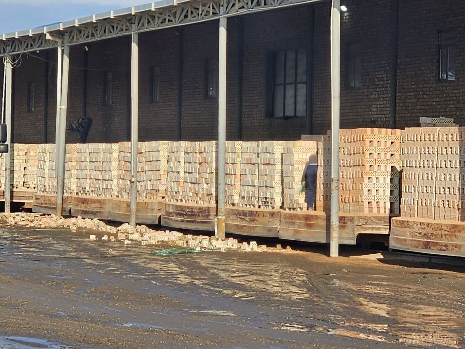 Кирпич готовы пишган gisht ( pishgan ) гишт (gʻisht) pishi gʻisht