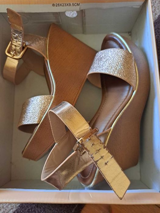 Дамски сандали на платформа