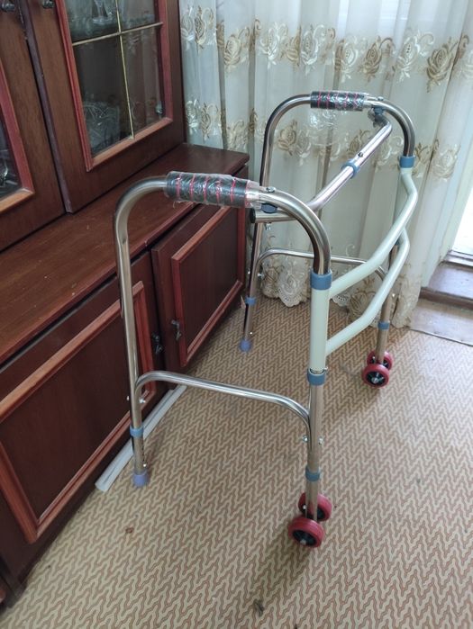 Продается ходунки, на колесах.