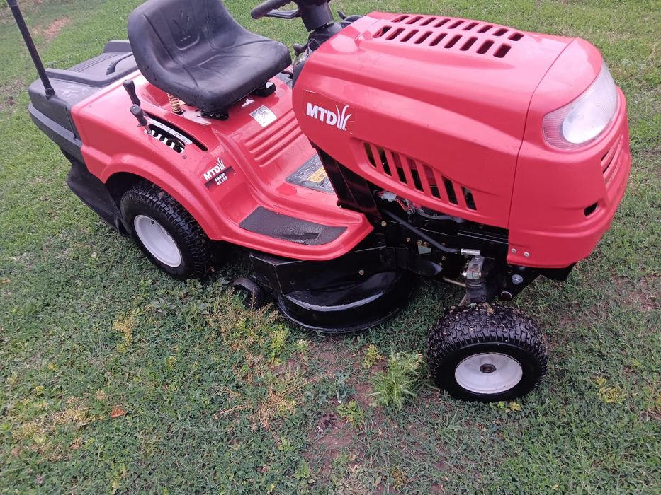 Tractoras de tuns iarba și gazon motor briggs stratton