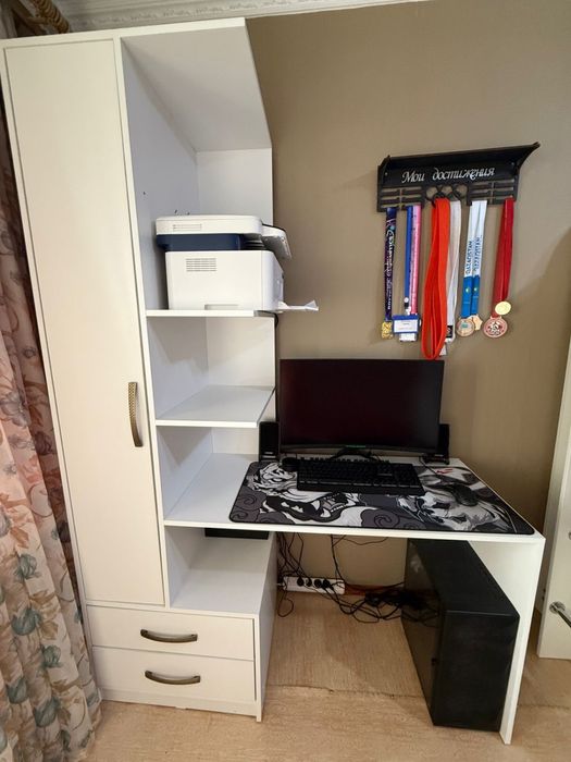 Продам ученический стол-шкаф