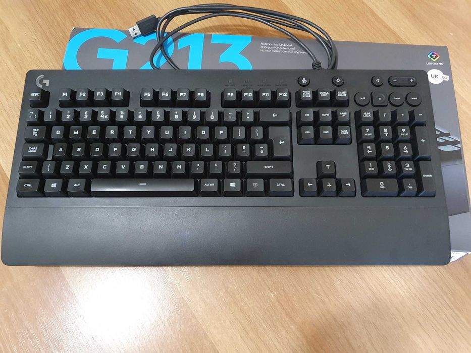 Set periferice gaming tastatura logitech, mouse razer, casti razer