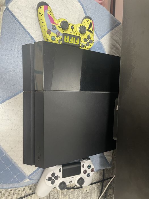 Продам PS4 fat+Комплект дисков