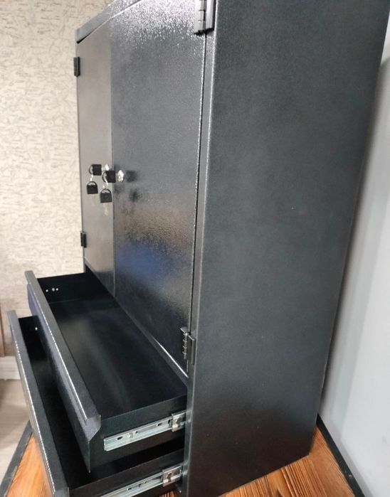 Настенный шкаф металлический для инструментов