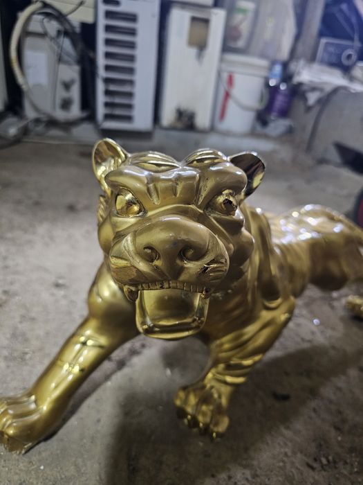 Срочно продам статуэтка тигр Позолочный цвет в идеальном состоянии
