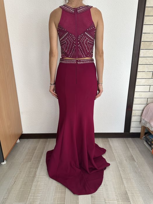 Бордо рокля с камъни