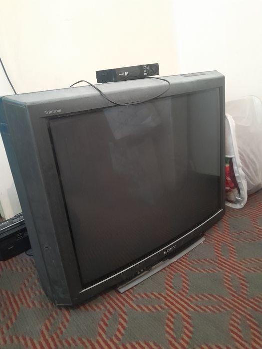 Televizor sotiladi