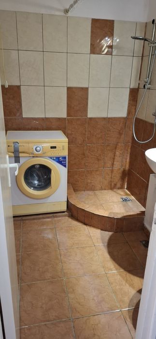 Se inchiriaza apartament o camera zona centrala