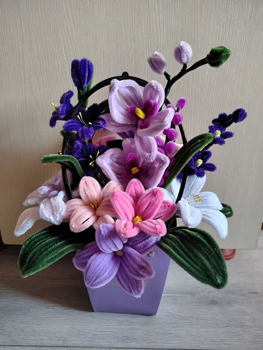 Flori lucrate manual din sârmă plușată