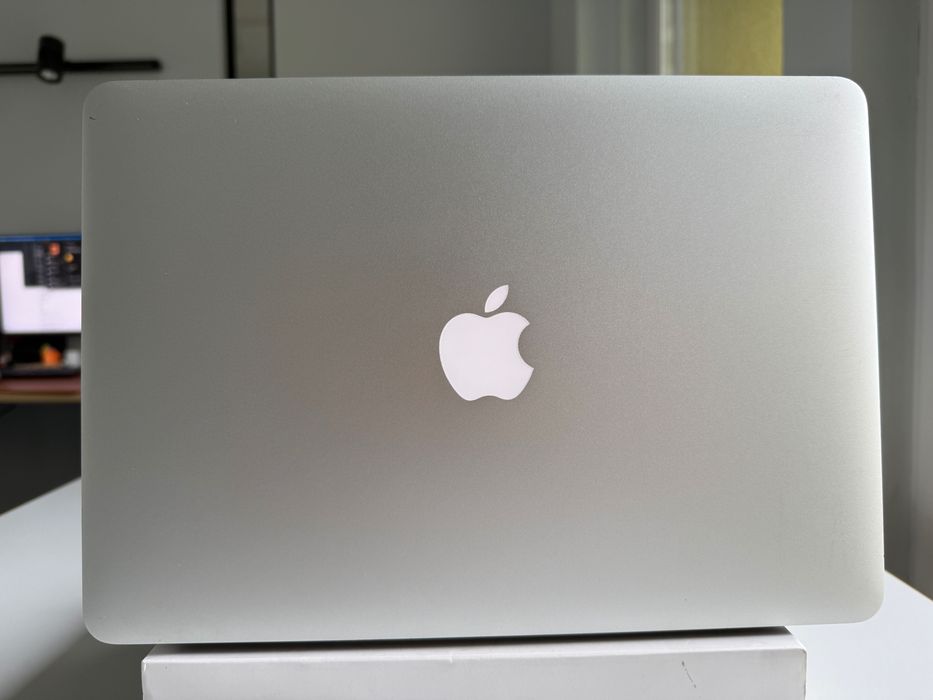  MacBook Air 13", Early 2015 1.6 GHz Intel Core i5, 8GB 256GB - A1466