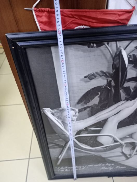 Фото Мерлин Монро в рамке.