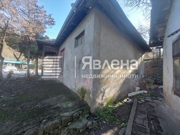 Търговски обект с прилежаща земя