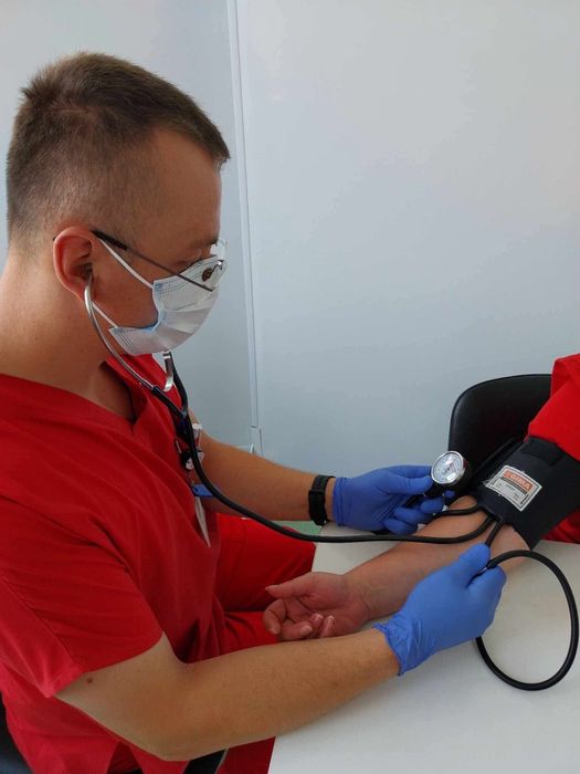 Prestez servicii medicale la domiciliu pacientului.