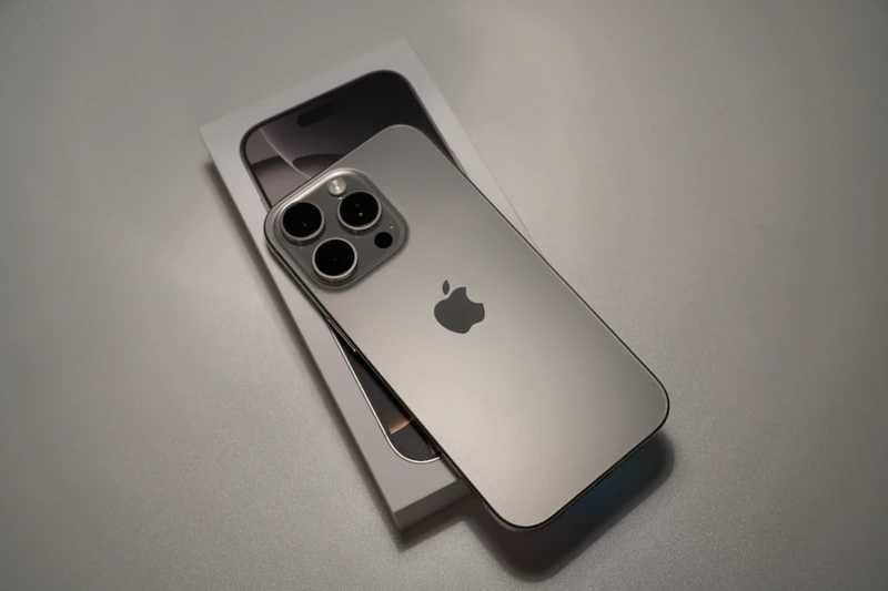 Apple iPhone 16 Pro Natural Titanium, baterie 92%, cutie