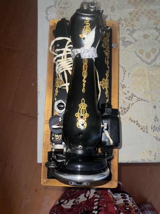 Продам швейную машинку ( раритет).
