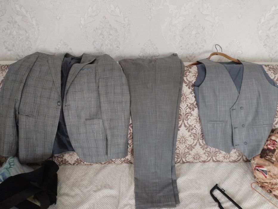 Продам костюм тройка