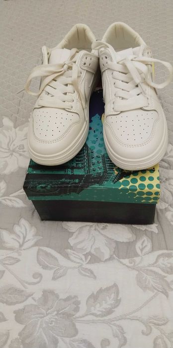 Продаю женские кроссовки