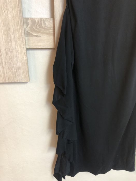 Черна дълга рокля с голо рано