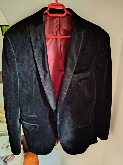 Sacou elegant bărbați din catifea neagră, căptușeală bordo. Vând sacou elegant de seară pentru bărbați,