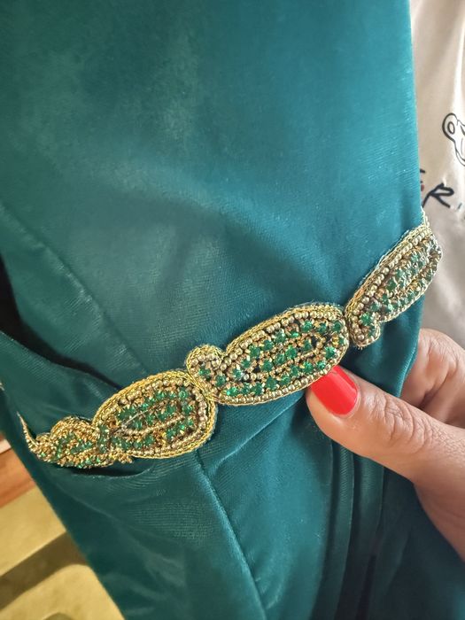 Rochie verde smarald cu brau deosebit