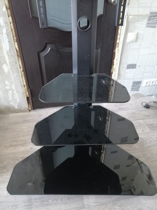 Стеклянная полка под телевизор.