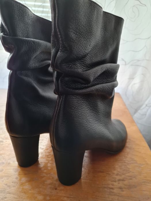 Vând cizme din piele moale făcute la comanda mărimea 37 noi nouțe