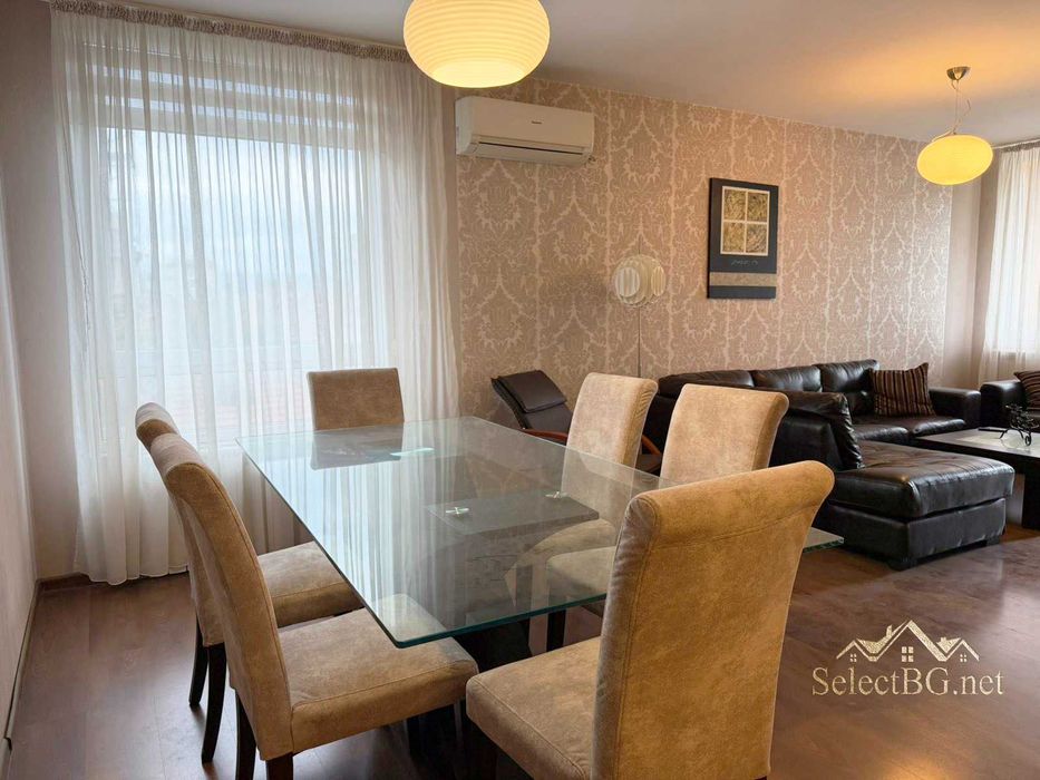 Тристаен панорамен апартамент в центъра на Велико Търново