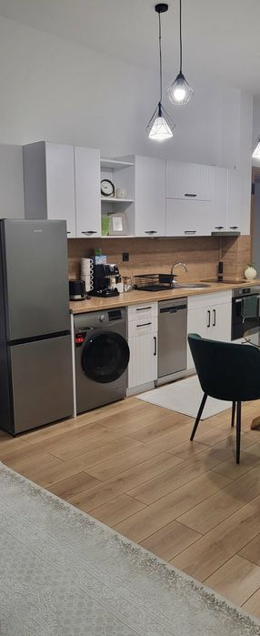 Луксозун Апартамент  за нощувки частен комплекс с два минерални басейни. Апартамента е с две спални и две огромни тераси и голям хол  96кв.м