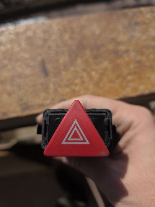 Бутон за аварийни - Ауди