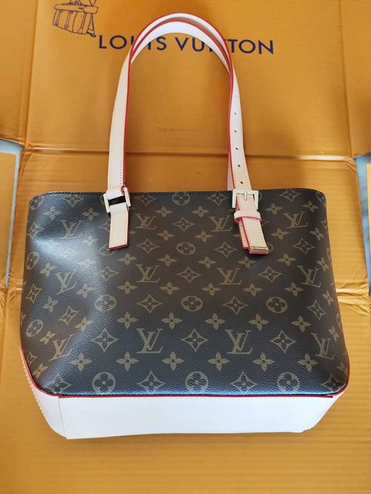 Louis Vuitton Дамска Чанта Практична и Шик с Асиметрични Дръжки