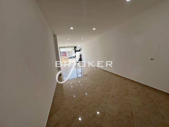 Дава се под наем Магазин в Кърджали, Център - 62 кв.м за 331.5 € - Снимка #3