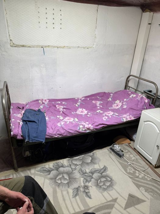 Кровать с пружинной сеткой