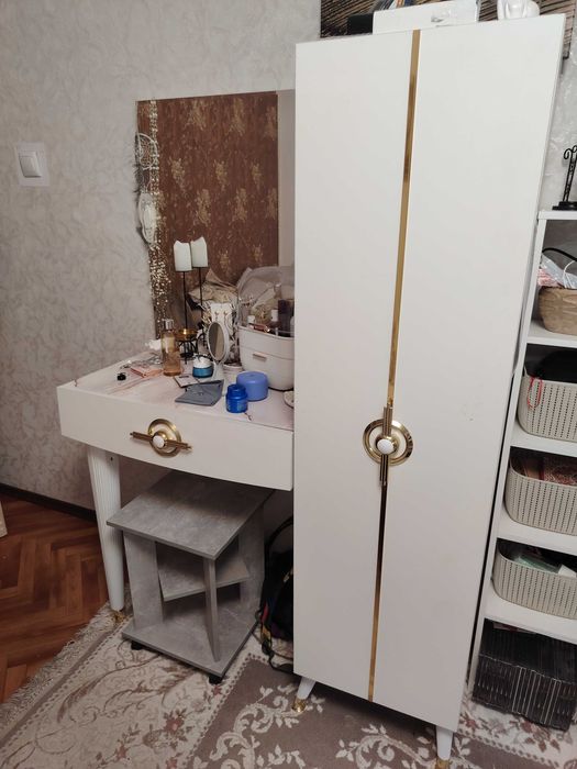 Трюмо с зеркалом и шкафом