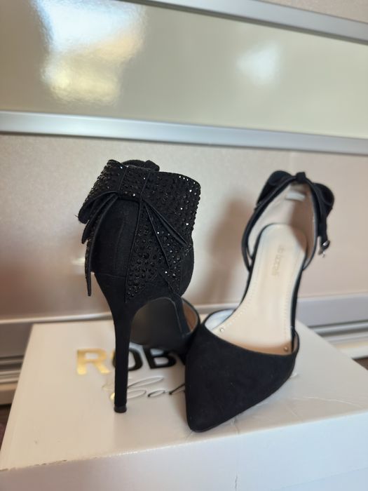 Елегантни черни обувки на висок ток