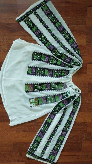 Costum popular cusut cu fir metalic