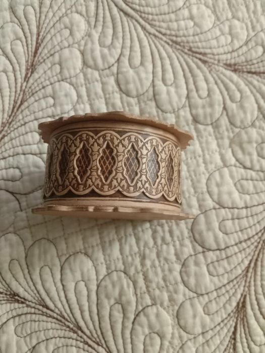 Шкатулка и статуэтка, статуэтки