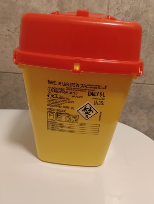 20 recipiente la 5 litri pentru Deșeuri medicale tăioase intepătoare.