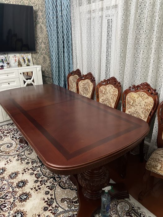 Продам стол и 10 стульев .