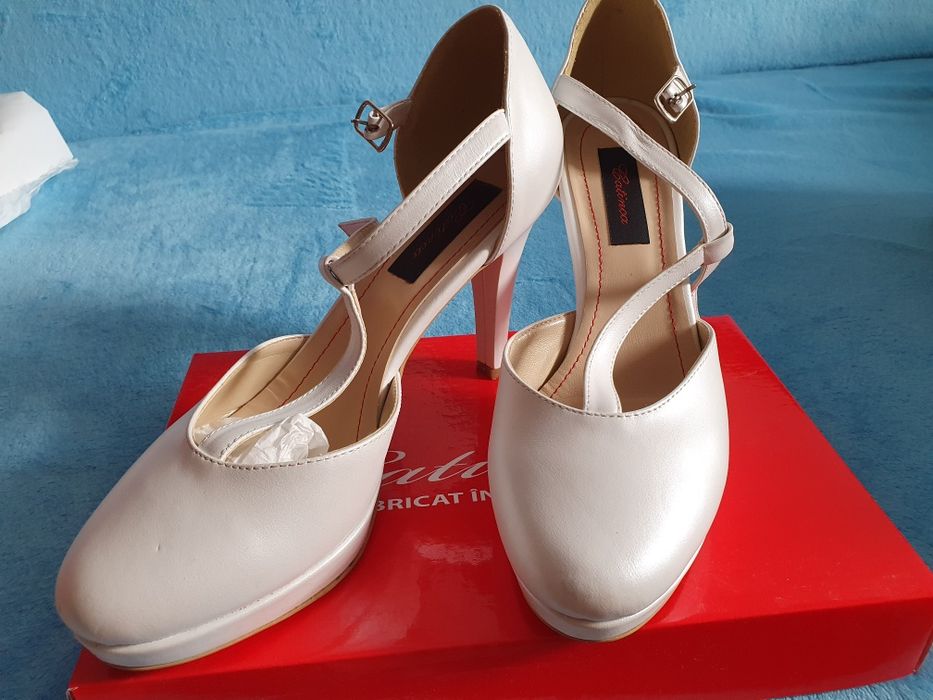 Vând pantofi de mireasa