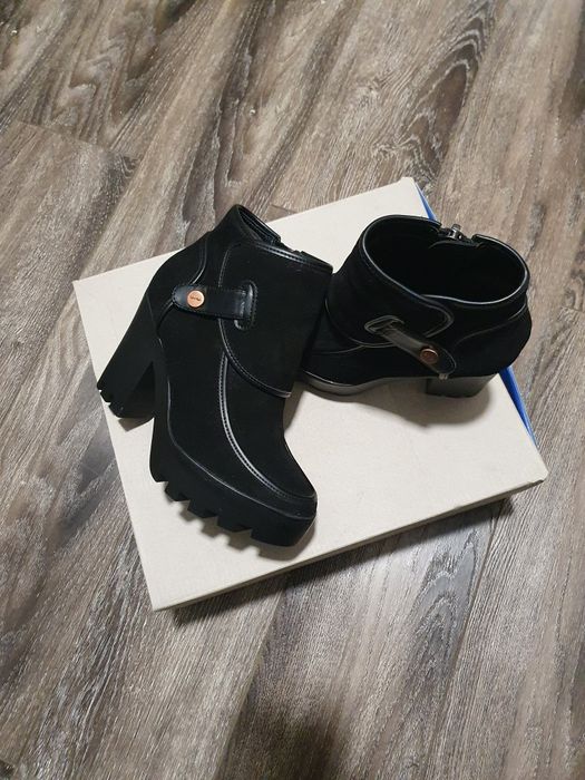 Botine Calvin Klein piele intoarsa, marimea 35, ca noi