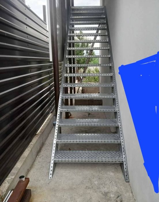 Scări metalice zincate