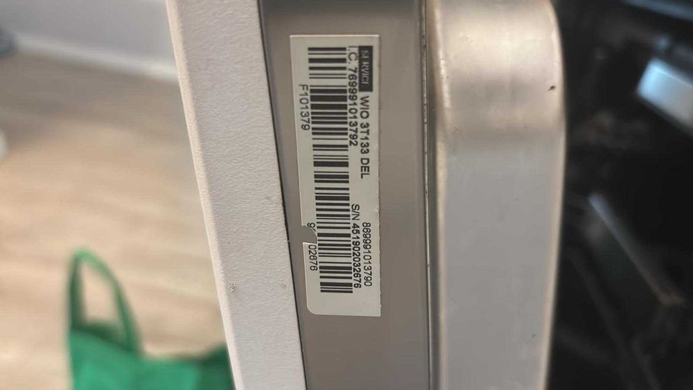 Vand masina de spalat vase Whirlpool utilizata, an fabricatie 2019 . Masina necesita schimbarea pompei de evacuare apa uzata