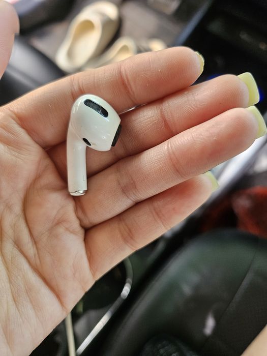 продам оригинальный левый наушник AirPods Pro