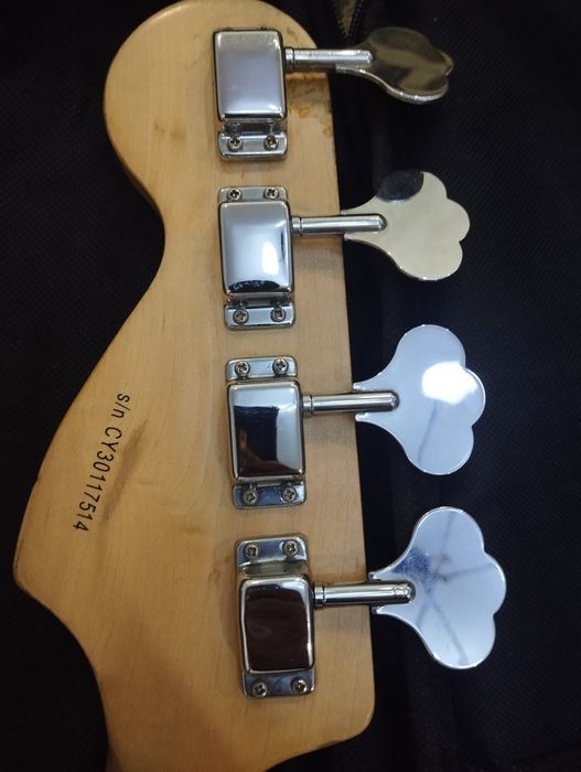 Продам бас гитару