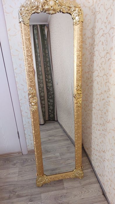 Продаётся: Зеркало, Кушетка, Этажерка.