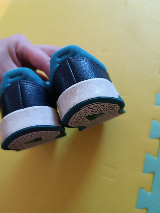 Adidași mărimea 25