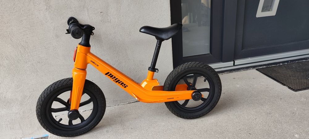 Bicicleta fara pedale/de echilibru