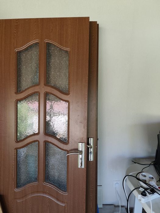 2 cazi baie, un vas wc cu bazin , chiveta cu piciorși  3 uși  de 80 cm,stare foarte bună