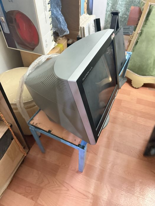 Монитор старого образца с задней частью рабочий цветной качество изобр